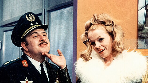 Ji�� a Irena Bergerovi se pod�leli na vzniku slavn�ch �eskoslovensk�ch film� spolu s hv�zdn�mi
re�is�ry. Do jejich portfolia pat�� i V�clav Vorl��ek a jeho komedie �Pane, vy jste vdova!�, kde musel Ji�� Berger st��let po Iv� Jan�urov�.