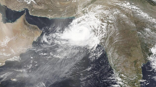 Cyklon Bipardoj m k pobe Indie a Pkistnu, evakuovno bylo pes 180 tisc lid.