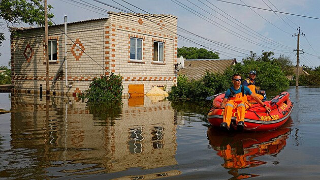 Rusko uzavelo zatopen ukrajinsk msto Hola Prysta na levm behu Dnpru, tvrd dobrovolnci, kte pomhali mstnm obyvatelm bhem katastrofy po protren Kachovsk pehrady. (11. ervna 2023)