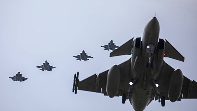 Čtveřice letounů F-35 a pod nimi Gripen švédských vzdušných sil během cvičení Arctic Challenge 2023
