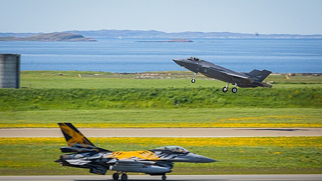Letoun F-35 startuje ze zkladny Ørland v Norsku bhem cvien Arctic Challenge 2023, v poped stroj F-16 belgickho letectva