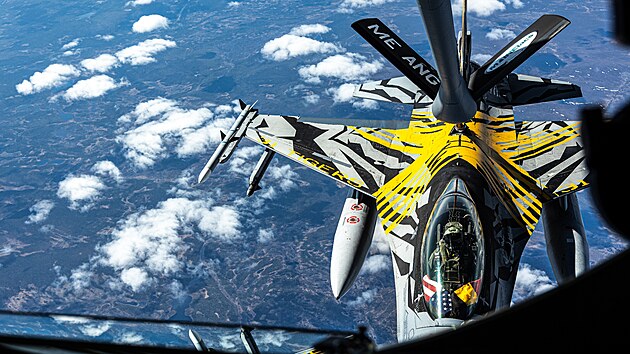 Letoun F-16 belgickch vzdunch sil dopluje palivo za letu bhem cvien Arctic Challenge 2023