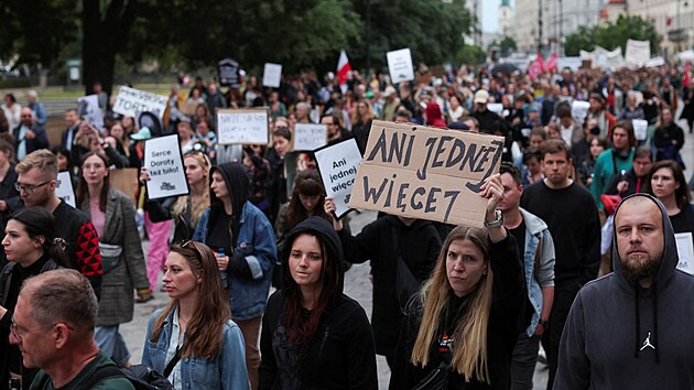 Lid na protestu v Polsku bojujc proti protipotratovm zkonm, kter jsou jedny z nejpsnjch v Evrop. (14. ervna 2023)