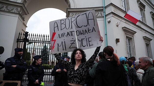 ena drc ceduli s npisem Potrat mi zachrnil ivot ped budovou ministerstva zdravotnictv bhem protestu ve Varav. (14. ervna 2023)