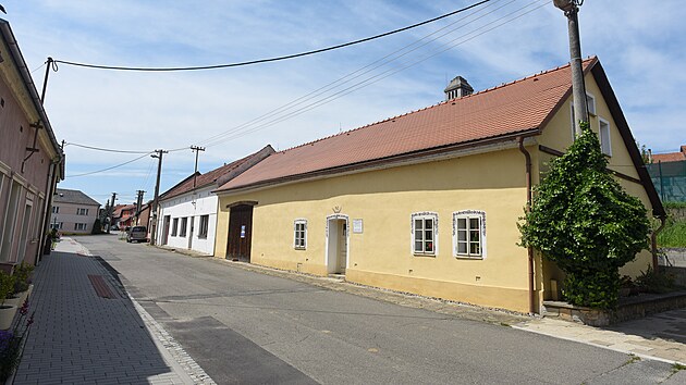 Lidov domek Hjeek v Ostrosk Lhot je pipomnkou vesnick architektury pelomu 19. a 20. stolet. (erven 2023)