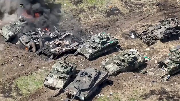 Rusk ministerstvo obrany zveejnilo snmky dajn zniench nmeckch tank Leopard a americkch bojovch vozidel pchoty Bradley. (10. ervna 2023)