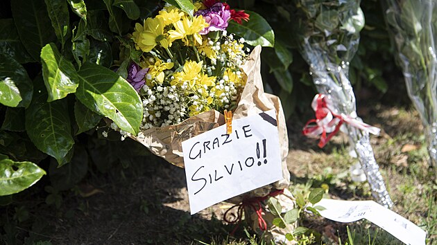 Kvtiny na pamtku zesnulho bvalho italskho premira Silvia Berlusconiho. (12. ervna 2023)