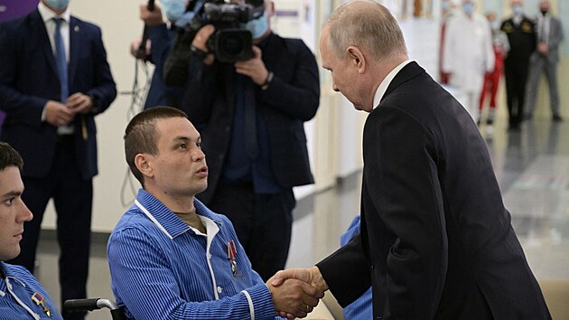 Putin navtvil rann v stedn vojensk nemocnici v Krasnogorsku u Moskvy, kde tyi vojky vyznamenal titulem Hrdina Ruska. (12. ervna 2023)