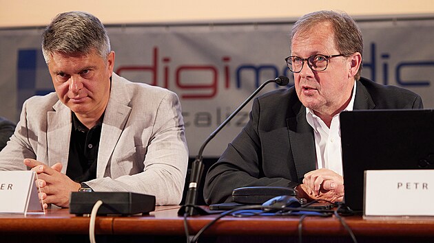 Generln editel esk televize Petr Dvok a generln editel Primy Marek Singer na 18. ronku konference DIGIMEDIA 2023