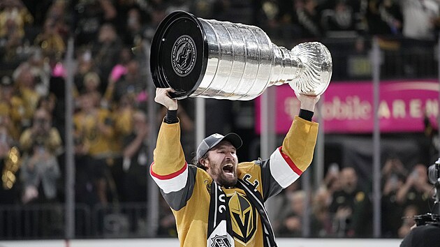 Kapitn Vegas Mark Stone se raduje se Stanley Cupem.
