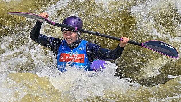Britka Kimberley Woodsov se raduje z vtzstv v kayakcrossu na Svtovm...