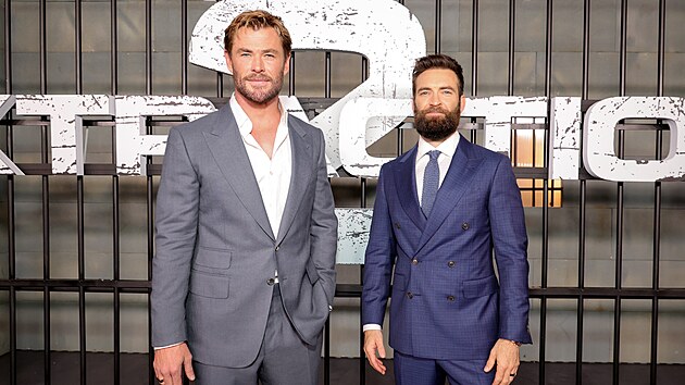Chris Hemsworth a reisr Sam Hargrave na premie filmu Vyprotn 2 (2023)
