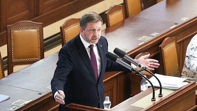 Ministr vnitra Vt Rakuan na mimodn schzi Snmovny, kterou iniciovalo opozin ANO, aby vysvtlil, pro kvl na povinnou solidaritu pi een migrace.