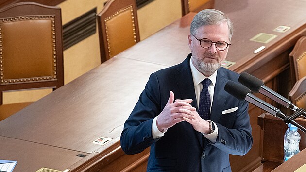 Premir Petr Fiala na mimodn schzi Snmovny o zmn migranch pravidel, na kterou za esko kvl ministrr vnitra Vt Rakuan.