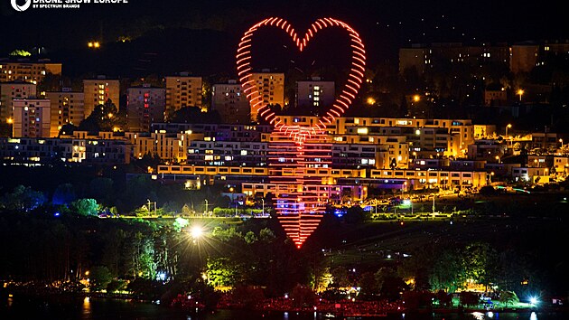 Brn�nsk� firma Spectrum Production se v�nuje dronov�m show, kter�mi boduje i za �esk�mi hranicemi.