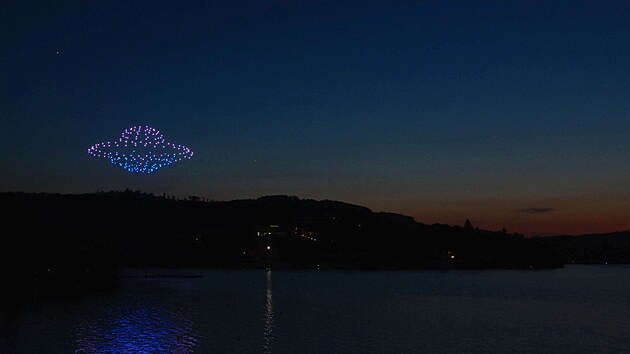 Druh� leto�n� dronov� show nad Brn�nskou p�ehradou zaujala tajupln�m p��b�hem sv�tov�ch z�had a nevysv�tliteln�ch jev�, jako je Lochnessk� p��era �i UFO.
