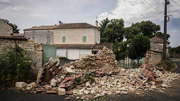 Asi 170 lid bylo evakuovno ze zpadofrancouzsk obce La Laigne pot, co oblast zashlo v ptek veer nezvykle siln zemtesen. (17. ervna 2023)