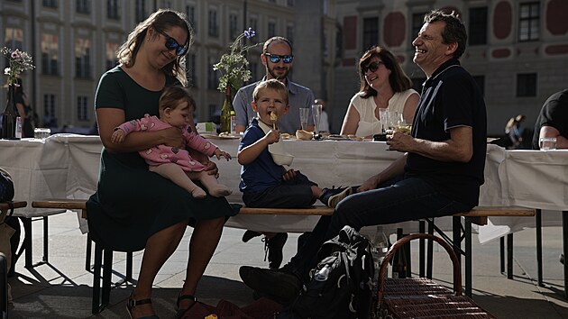 Spolek Pi�na po��dal na ulici dal�� takzvan� dlouh� st�l na Pra�sk�m hrad� v historick�m srdci �esk�ho st�tu. (12. �ervna 2023)