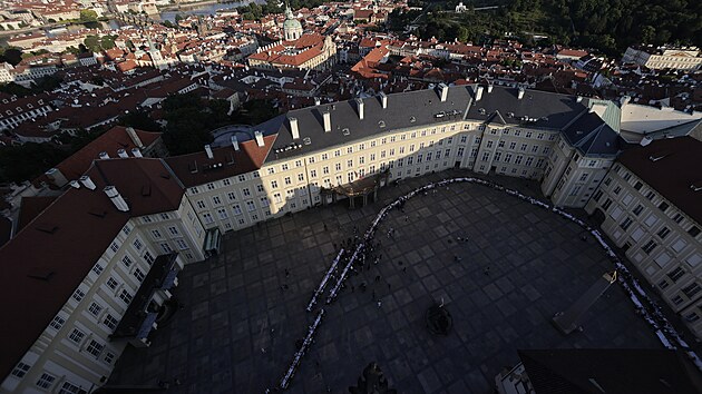 Spolek Pi�na po��dal takzvan� dlouh� st�l na Pra�sk�m hrad�. Lid� usedli k tabuli dlouh� zhruba 400 metr�. (12. �ervna 2023)