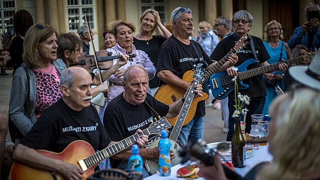 Spolek Pi�na po��dal takzvan� dlouh� st�l na Pra�sk�m hrad�. Lid� usedli k tabuli dlouh� zhruba 400 metr�. (12. �ervna 2023)