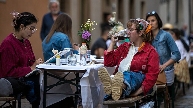 Spolek Pi�na po��dal takzvan� dlouh� st�l na Pra�sk�m hrad�. Lid� usedli k tabuli dlouh� zhruba 400 metr�. (12. �ervna 2023)