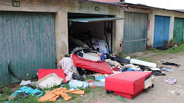 Z lokality Ji�n� lom u Sokolova u� v�t�ina gar�� zmizela.