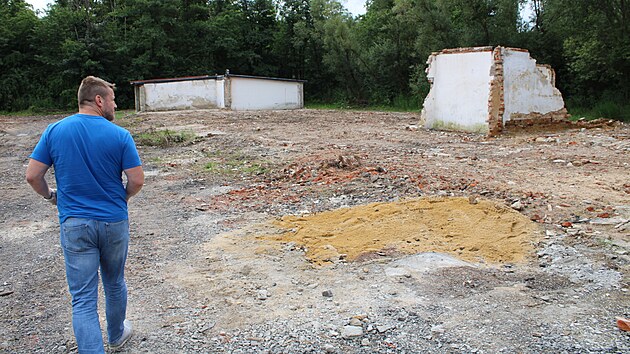 Z lokality Ji�n� lom u Sokolova u� v�t�ina gar�� zmizela.