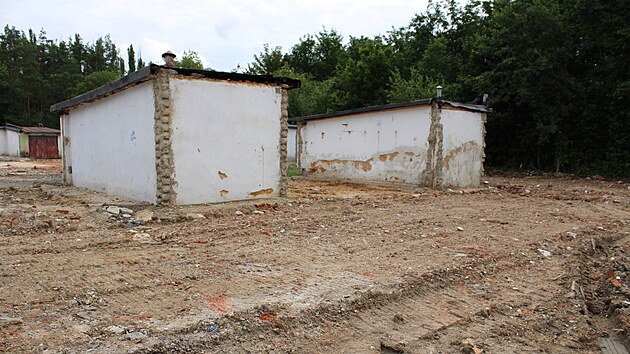 Z lokality Ji�n� lom u Sokolova u� v�t�ina gar�� zmizela.