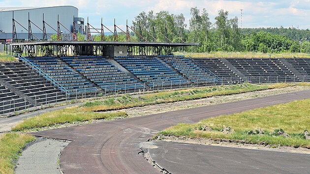 Mstsk stadion v karlovarsk tvrti Tuhnice ped rekonstrukc