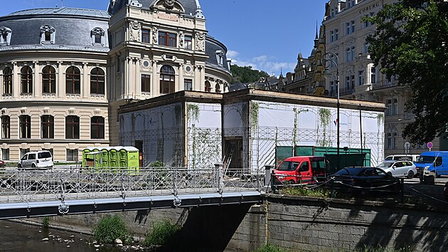 Ra�elinov� pavilon u C�sa�sk�ch l�zn� p�ekryla do doby, ne� se poda�� sehnat pen�ze na jeho rekonstrukci, plachta s motivy, jak d��ve vypadal.