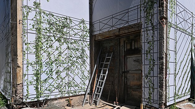 Ra�elinov� pavilon u C�sa�sk�ch l�zn� p�ekryla do doby, ne� se poda�� sehnat pen�ze na jeho rekonstrukci, plachta s motivy, jak d��ve vypadal.