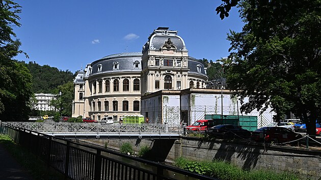 Ra�elinov� pavilon u C�sa�sk�ch l�zn� p�ekryla do doby, ne� se poda�� sehnat pen�ze na jeho rekonstrukci, plachta s motivy, jak d��ve vypadal.