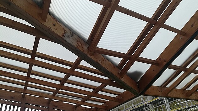 Stav devn konstrukce nen po pti letech v dobrm stavu.