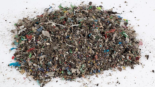 Komun�ln� odpad pomoc� nov� technologie p�em��uj� na stavebn� desky.