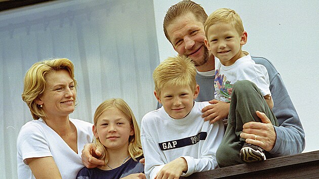 Franti�ek Musil s man�elkou Andreou je�t� v dob�, kdy jejich d�ti Dana, David a Adam byly mal�. Dnes u� m� dcera sama t�i potomky a synov� hraj� hokejovou extraligu v Pardubic�ch.