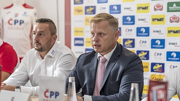 f pardubickho fotbalovho klubu Vladimr Pitter (vpravo) na tiskov konferenci