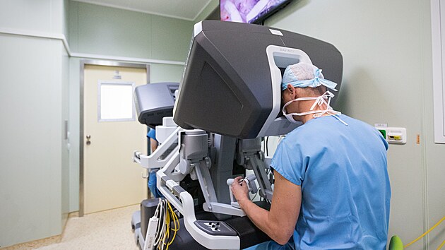 Hlavn operatr a hrudn chirurg Marcel Mittk robota ovldal za pomoci konzole. Na operaci se pipravoval nkolik msc.