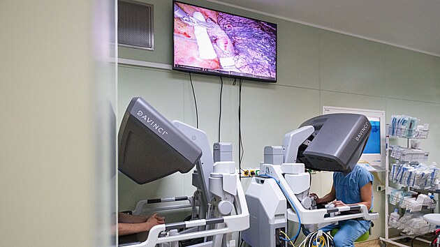 Operace s robotickm systmem jsou jemnj a pesnj. Vhodou je i rychlej rekonvalescence pacienta po zkroku.