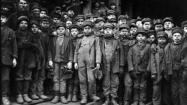 Chlapci pracující v uhelném dole Ewen Breakers v Pensylvánii. Snímek pořídil...