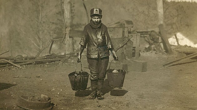 Lewis Hine zachytil chlapce pi prci v uhelnm dole v Alabam.