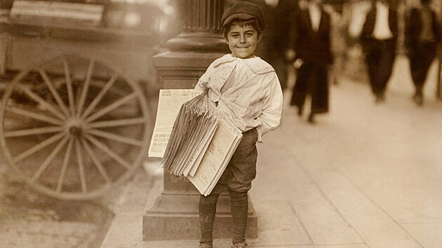 Fotografie Lewise Hineho z roku 1913. Chlapec v Dallasu prodv noviny.
