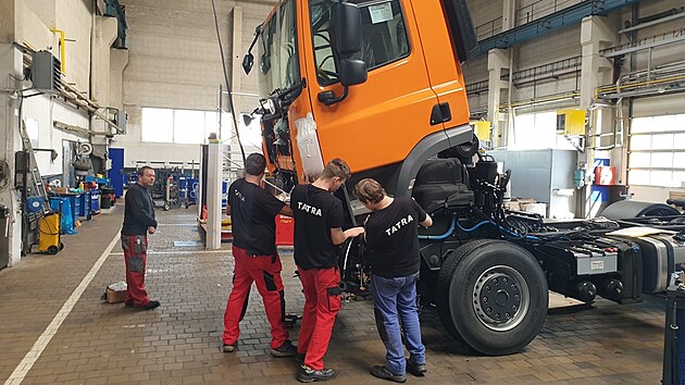 ��ci oboru automechanik St�edn� pr�myslov� �koly Otrokovice stav� n�kladn� automobil zna�ky Tatra (�erven 2023)