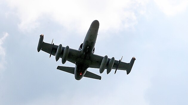 Bitevn�k L-159 Alca, kter� p�i cvi�en� podporoval p�chotu.