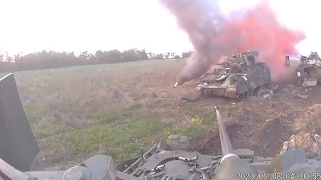 Posádka ukrajinského BVP Bradley natočila zuřící bitvu