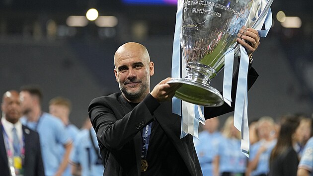Kouč Pep Guardiola s trofejí pro vítěze fotbalové Ligy mistrů.