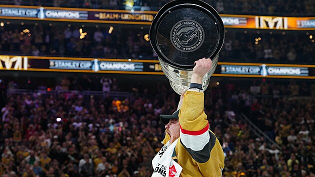 Jack Eichel z Vegas t��m� nad hlavou slovutn� Stanley Cup.