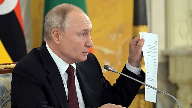 Rusk prezident Vladimir Putin ukazuje ldrm africkch zem dajn ujednn o mru s Ukrajinou. (17. ervna 2023)