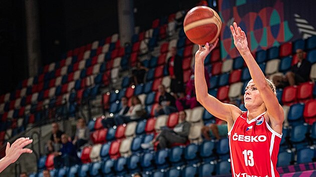 eská basketbalistka Petr Holeínská stílí v zápase s Itálií.