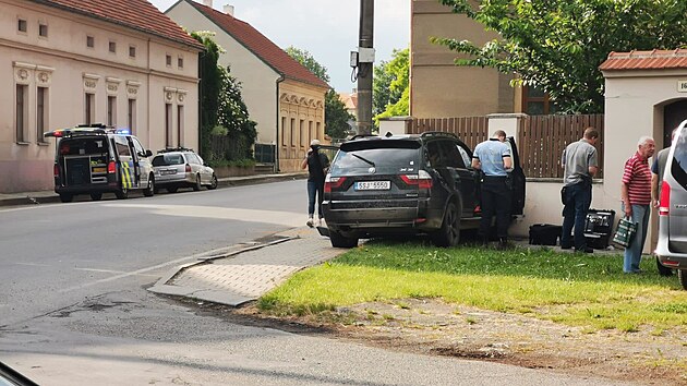 Vězni se policistům snažili v kradeném autě ujet. Zastavil je až plot rodinného domu v Úhonicích u Prahy. (10. června 2023)