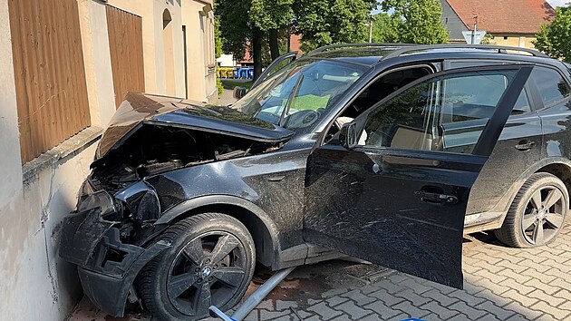Vzni se policistm snaili v kradenm aut ujet. Zastavil je a plot rodinnho domu v honicch u Prahy. (10. ervna 2023)